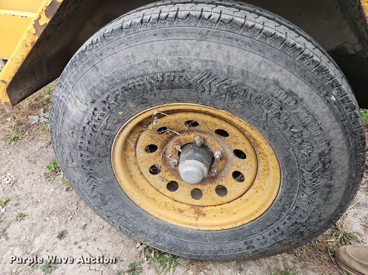 image for item EI8504 2000 Vermeer BC1230A wood chipper