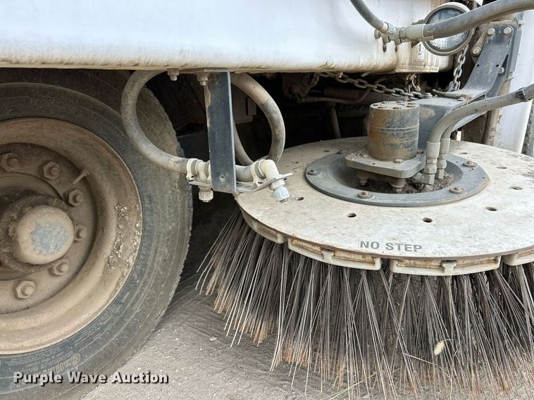 image for item EK3601 2008 Allianz 3000 street sweeper