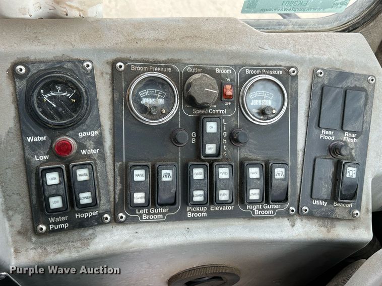 image for item EK3601 2008 Allianz 3000 street sweeper