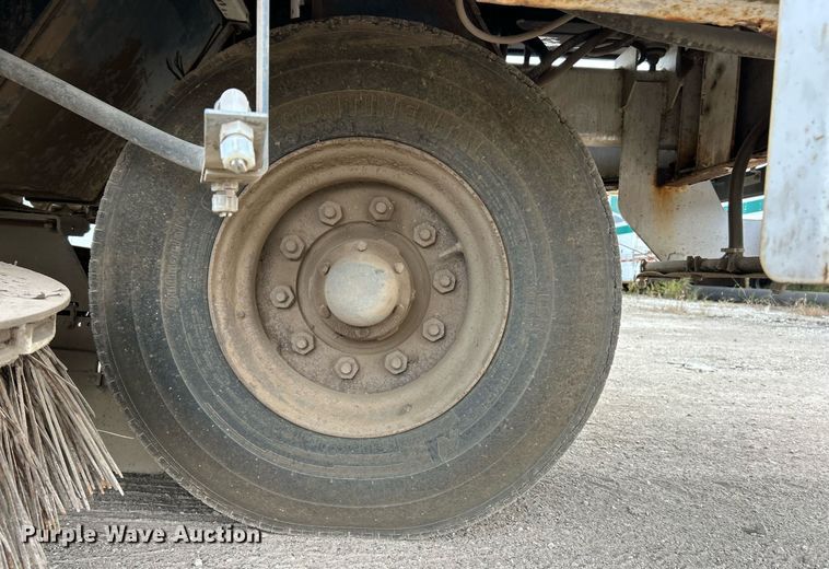 image for item EK3601 2008 Allianz 3000 street sweeper