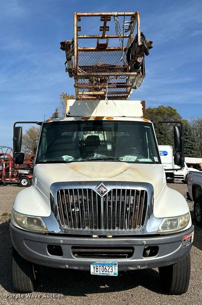 image for item EN2528 2005 International 4300 bucket truck