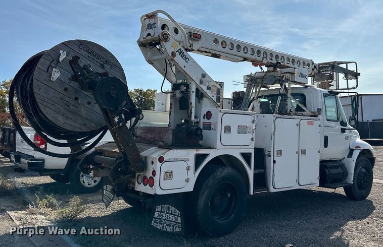 image for item EN2528 2005 International 4300 bucket truck