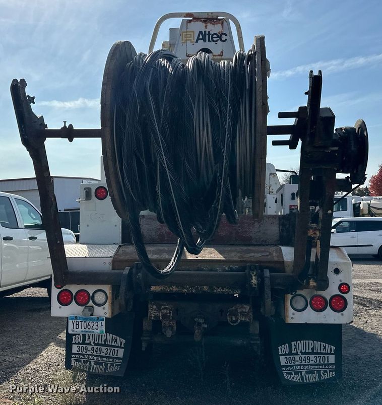 image for item EN2528 2005 International 4300 bucket truck