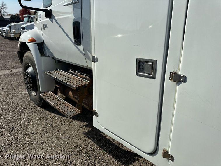 image for item EN2528 2005 International 4300 bucket truck