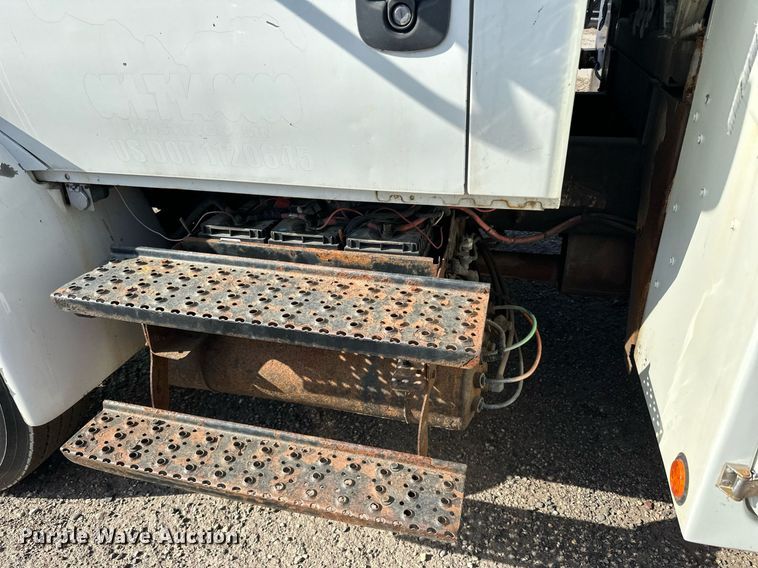 image for item EN2528 2005 International 4300 bucket truck