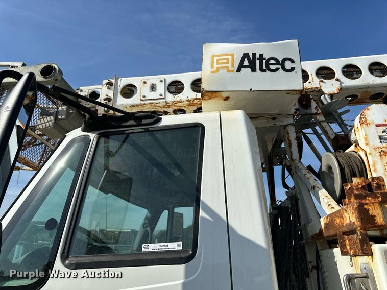 image for item EN2528 2005 International 4300 bucket truck