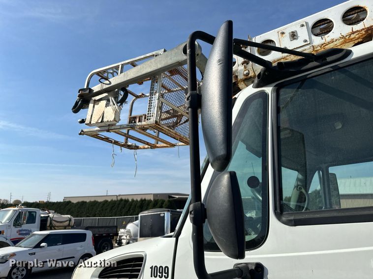 image for item EN2528 2005 International 4300 bucket truck