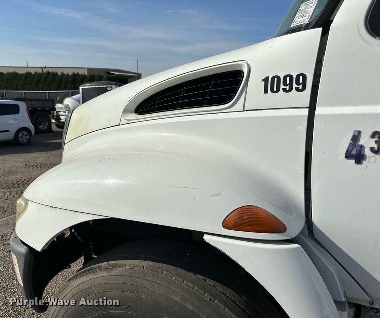 image for item EN2528 2005 International 4300 bucket truck