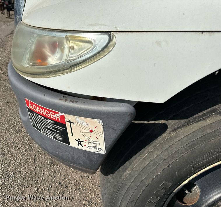 image for item EN2528 2005 International 4300 bucket truck