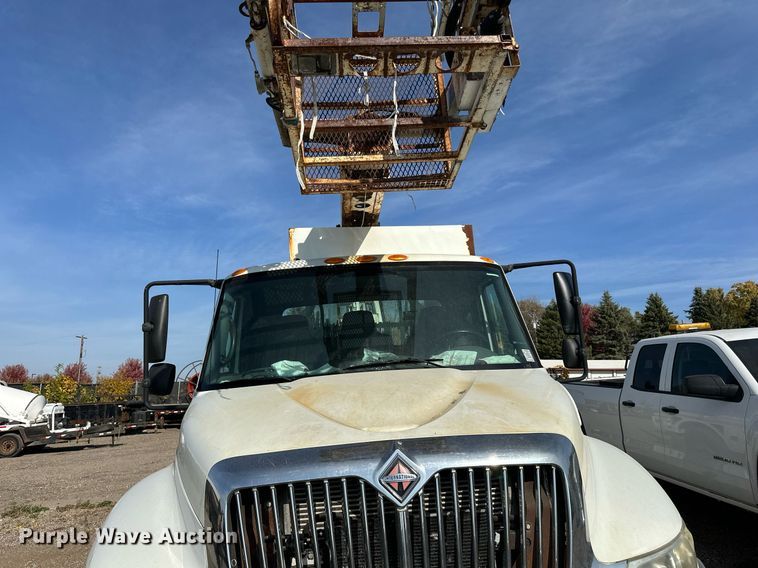 image for item EN2528 2005 International 4300 bucket truck