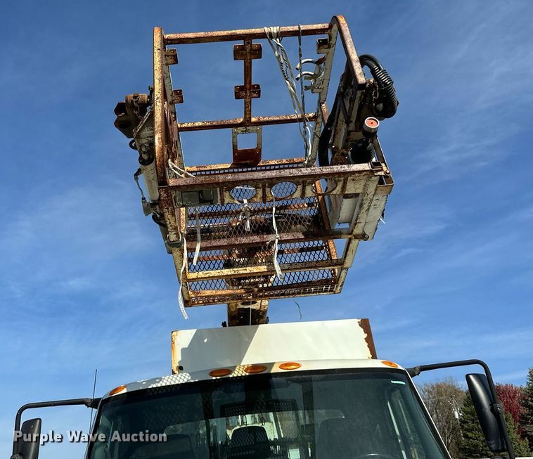 image for item EN2528 2005 International 4300 bucket truck