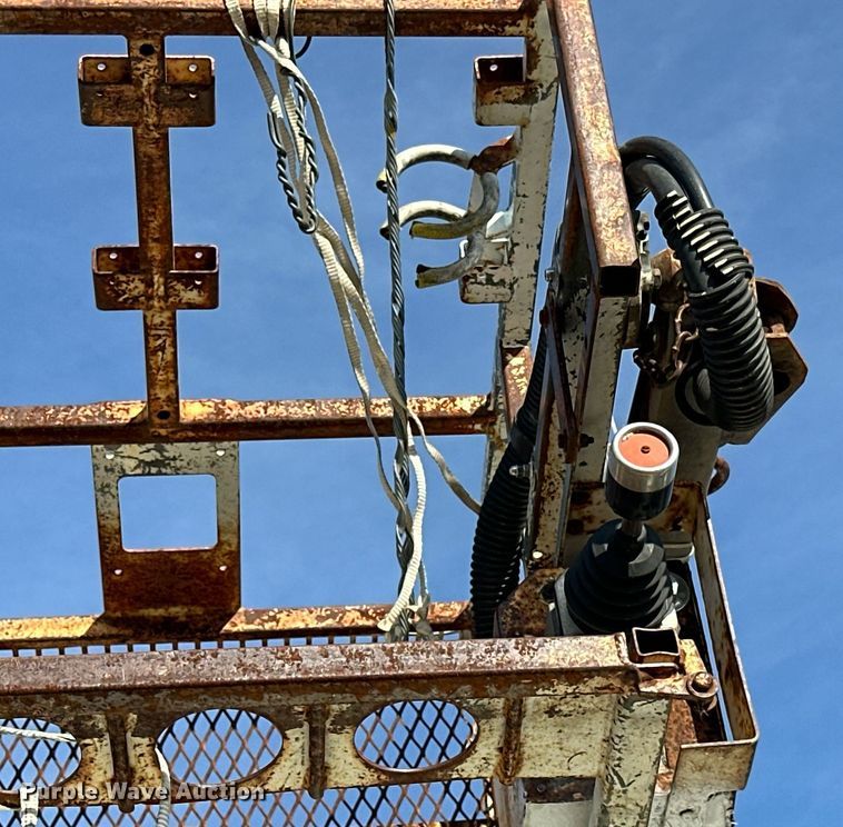 image for item EN2528 2005 International 4300 bucket truck