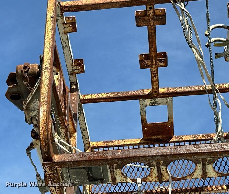 image for item EN2528 2005 International 4300 bucket truck