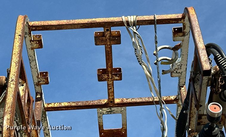 image for item EN2528 2005 International 4300 bucket truck