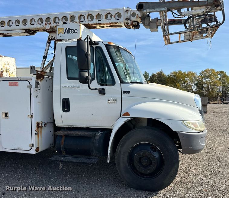 image for item EN2528 2005 International 4300 bucket truck