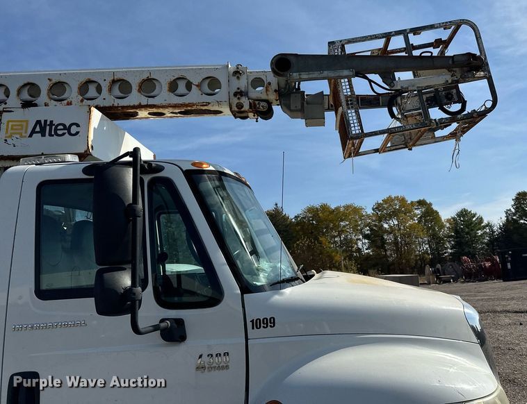 image for item EN2528 2005 International 4300 bucket truck