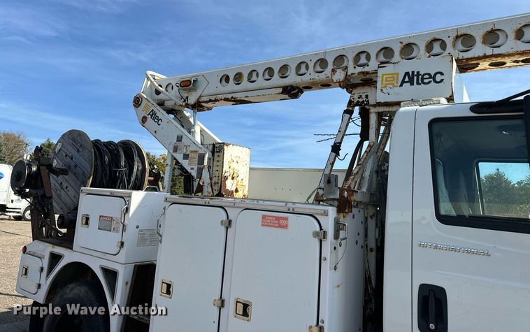 image for item EN2528 2005 International 4300 bucket truck