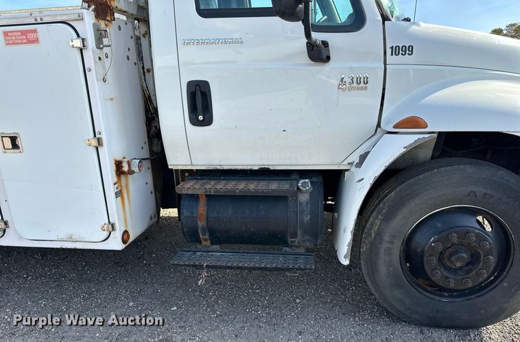 image for item EN2528 2005 International 4300 bucket truck