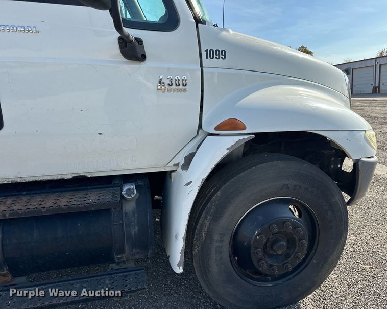 image for item EN2528 2005 International 4300 bucket truck