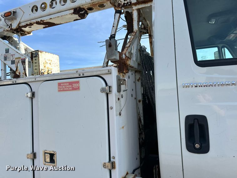 image for item EN2528 2005 International 4300 bucket truck
