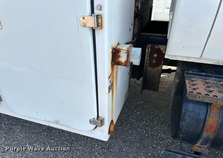 image for item EN2528 2005 International 4300 bucket truck