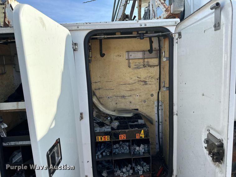 image for item EN2528 2005 International 4300 bucket truck