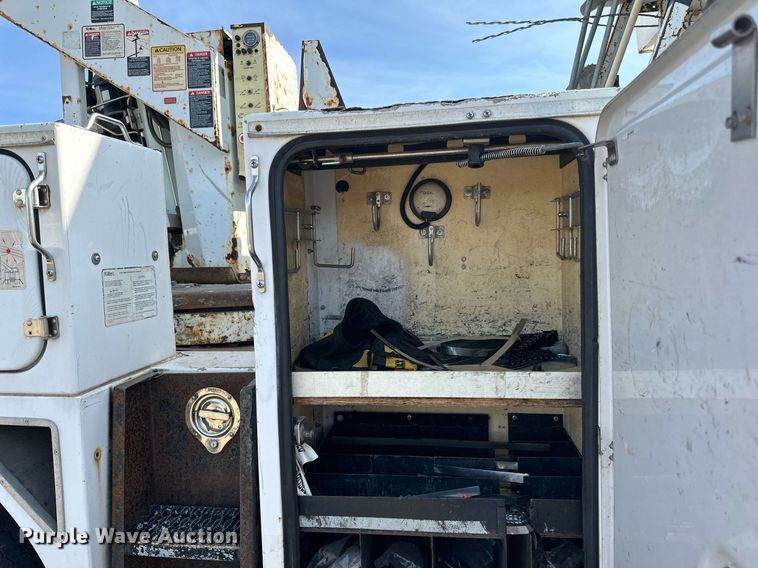 image for item EN2528 2005 International 4300 bucket truck