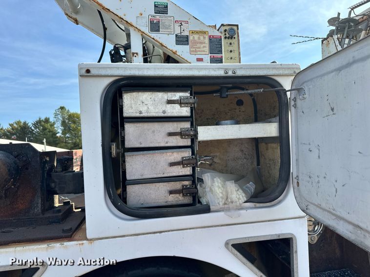 image for item EN2528 2005 International 4300 bucket truck