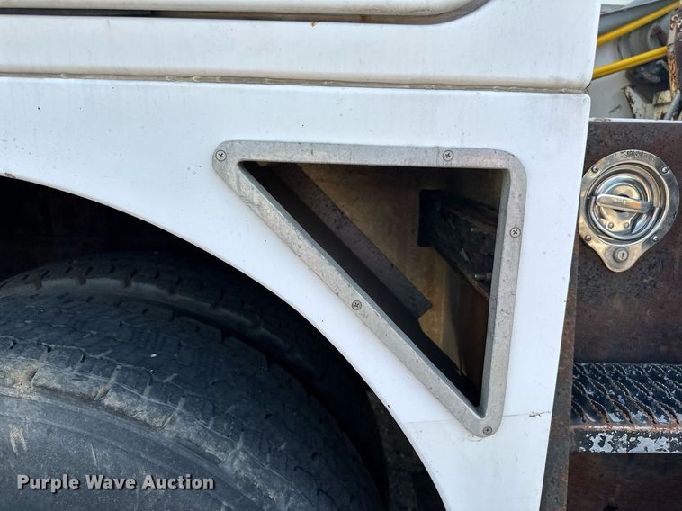 image for item EN2528 2005 International 4300 bucket truck