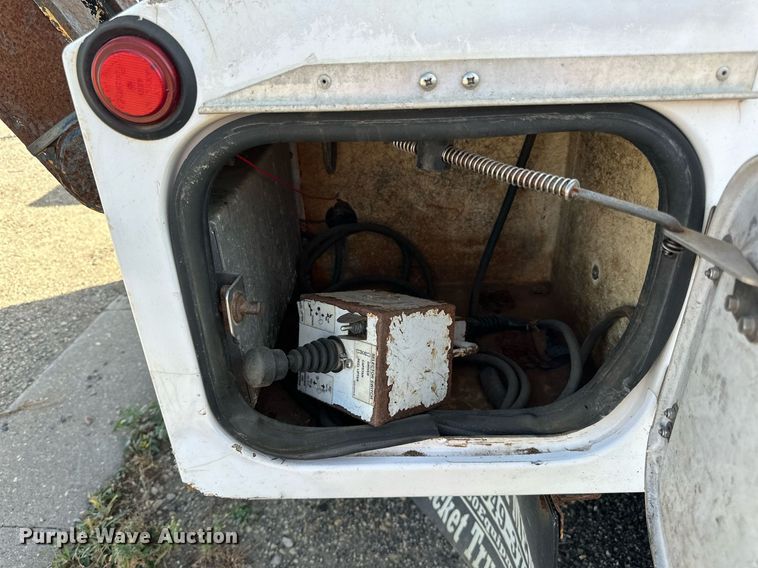 image for item EN2528 2005 International 4300 bucket truck