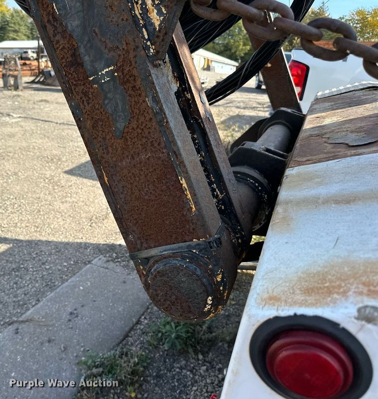 image for item EN2528 2005 International 4300 bucket truck