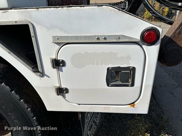 image for item EN2528 2005 International 4300 bucket truck