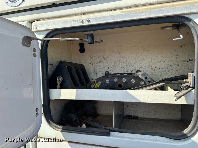 image for item EN2528 2005 International 4300 bucket truck