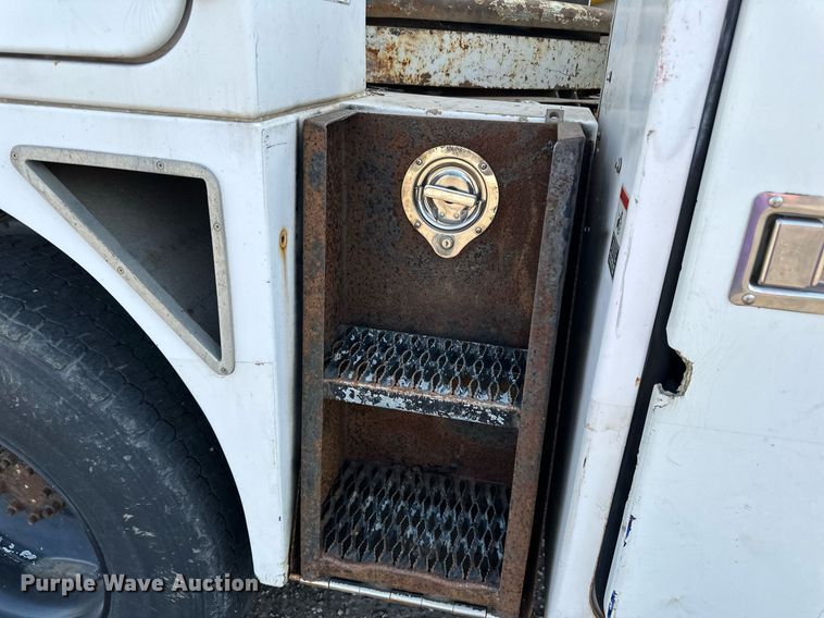 image for item EN2528 2005 International 4300 bucket truck