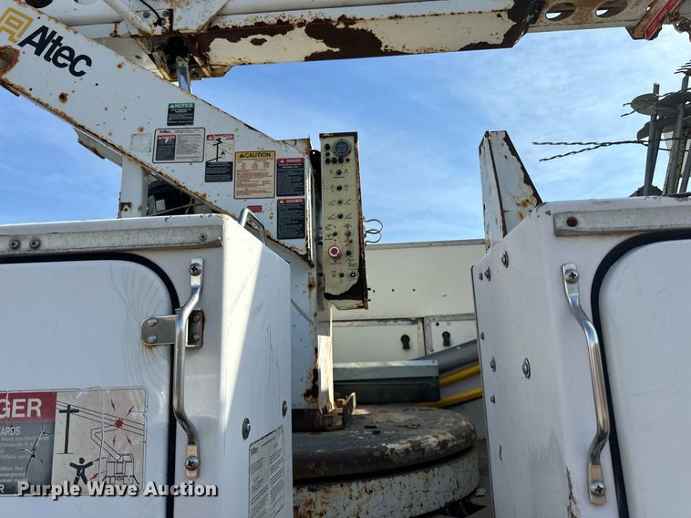 image for item EN2528 2005 International 4300 bucket truck