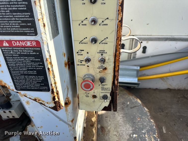 image for item EN2528 2005 International 4300 bucket truck