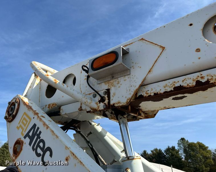 image for item EN2528 2005 International 4300 bucket truck