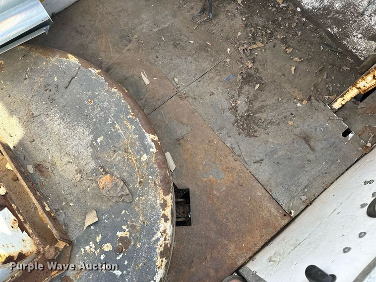 image for item EN2528 2005 International 4300 bucket truck