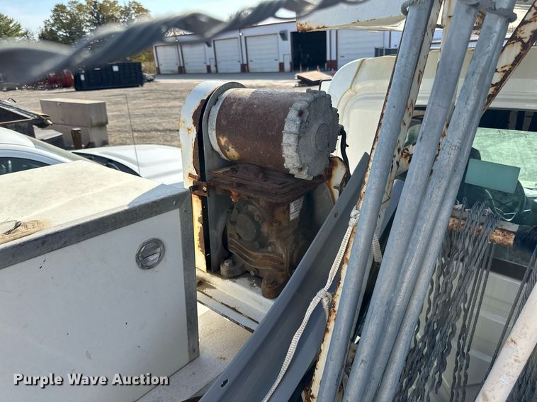 image for item EN2528 2005 International 4300 bucket truck