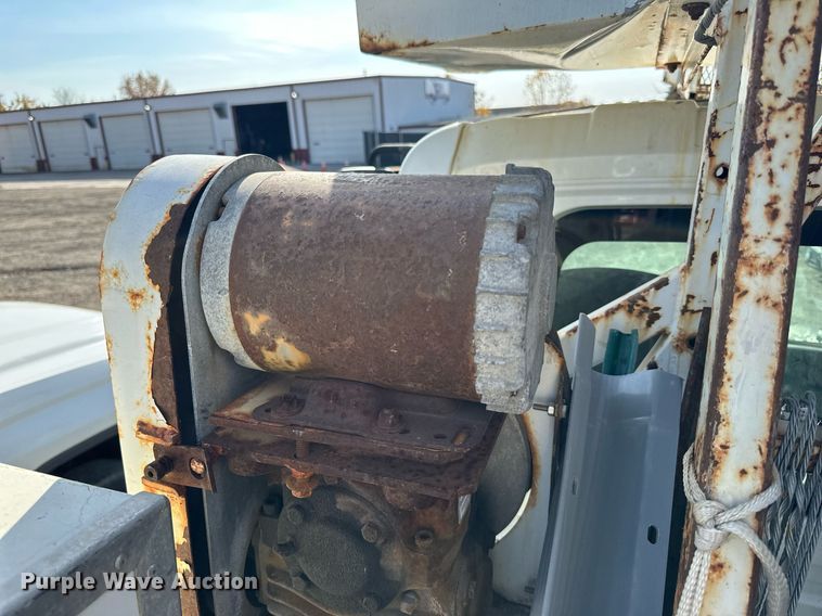 image for item EN2528 2005 International 4300 bucket truck