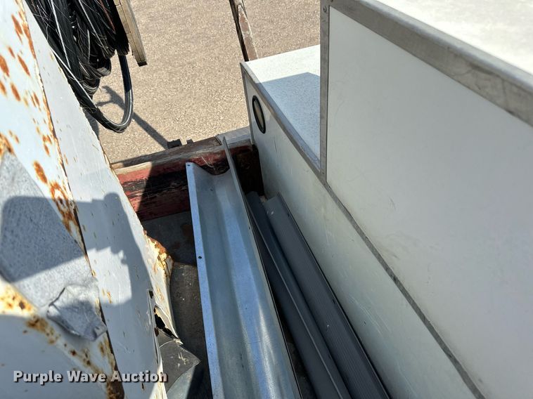 image for item EN2528 2005 International 4300 bucket truck