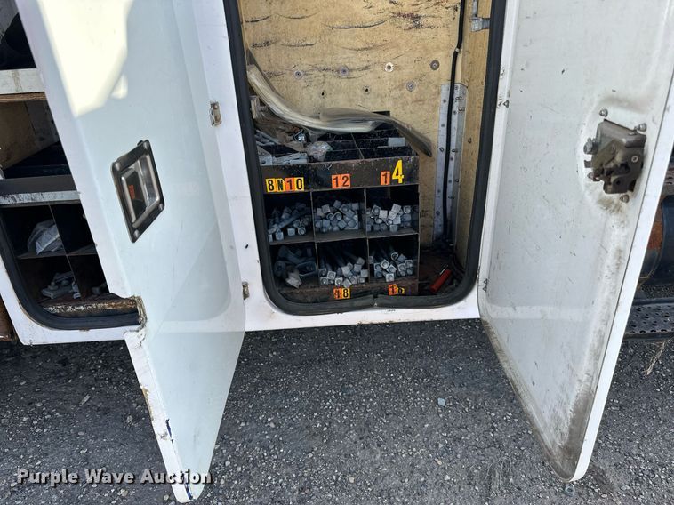 image for item EN2528 2005 International 4300 bucket truck