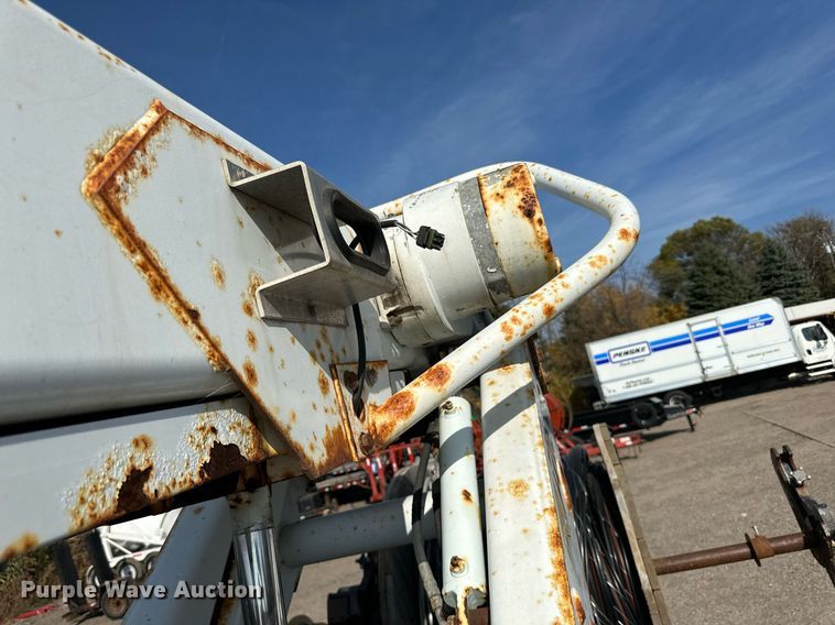 image for item EN2528 2005 International 4300 bucket truck