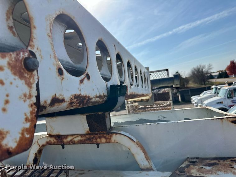 image for item EN2528 2005 International 4300 bucket truck