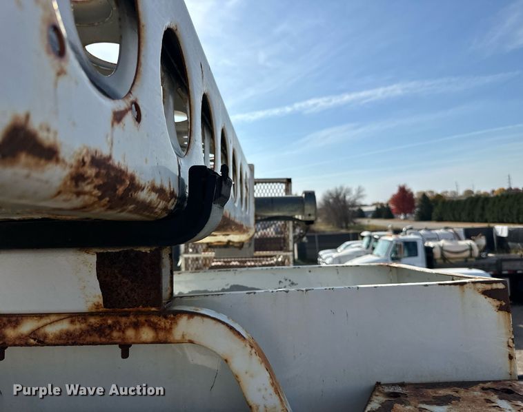 image for item EN2528 2005 International 4300 bucket truck