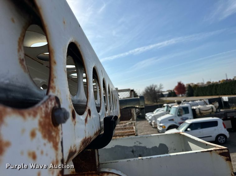 image for item EN2528 2005 International 4300 bucket truck