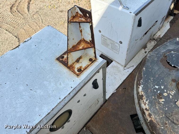 image for item EN2528 2005 International 4300 bucket truck