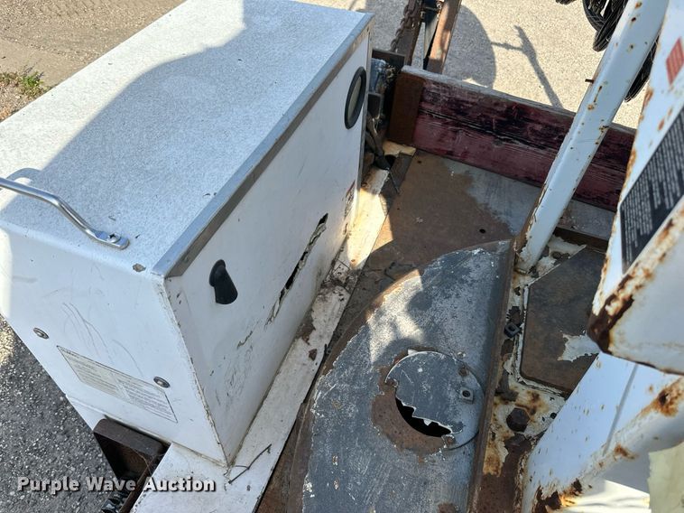 image for item EN2528 2005 International 4300 bucket truck