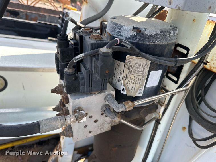 image for item EN2528 2005 International 4300 bucket truck