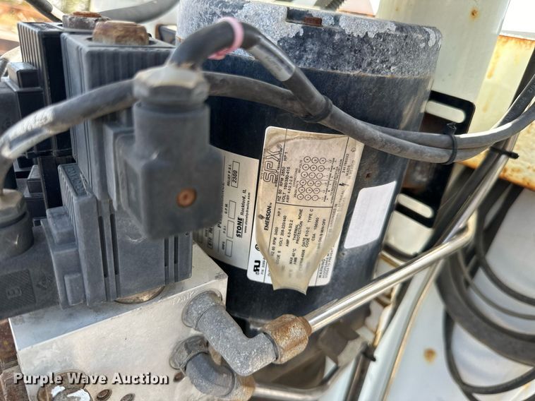 image for item EN2528 2005 International 4300 bucket truck